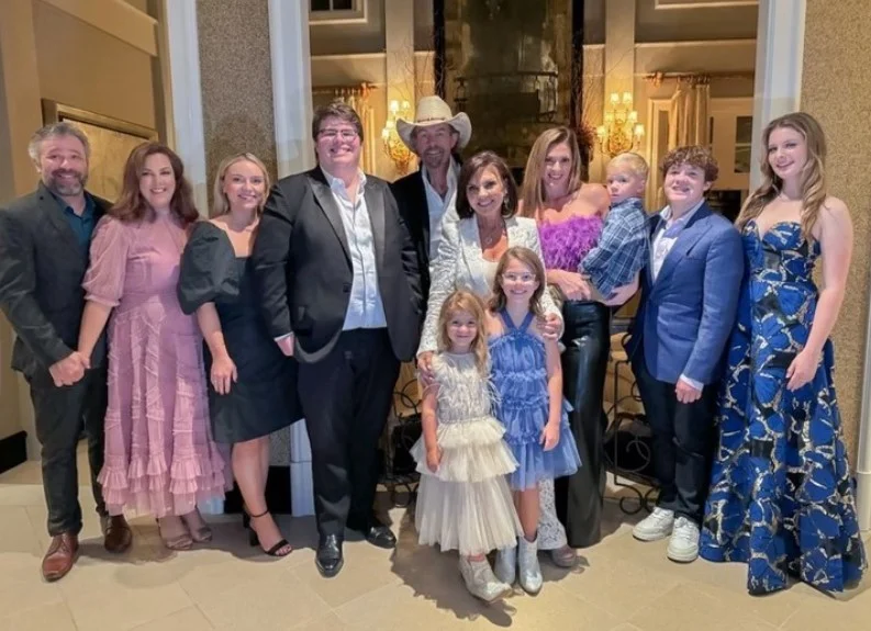 Toby Keith with his family members