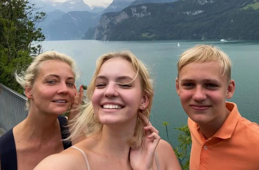 Zakhar Navalny with his sister and mother