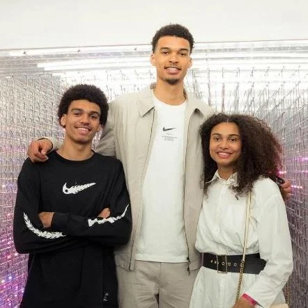 Oscar Wembanyama with his brother and sister